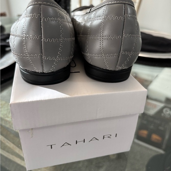 Tahari Women's Two-Tone Bow Flats - Picture 3 of 4